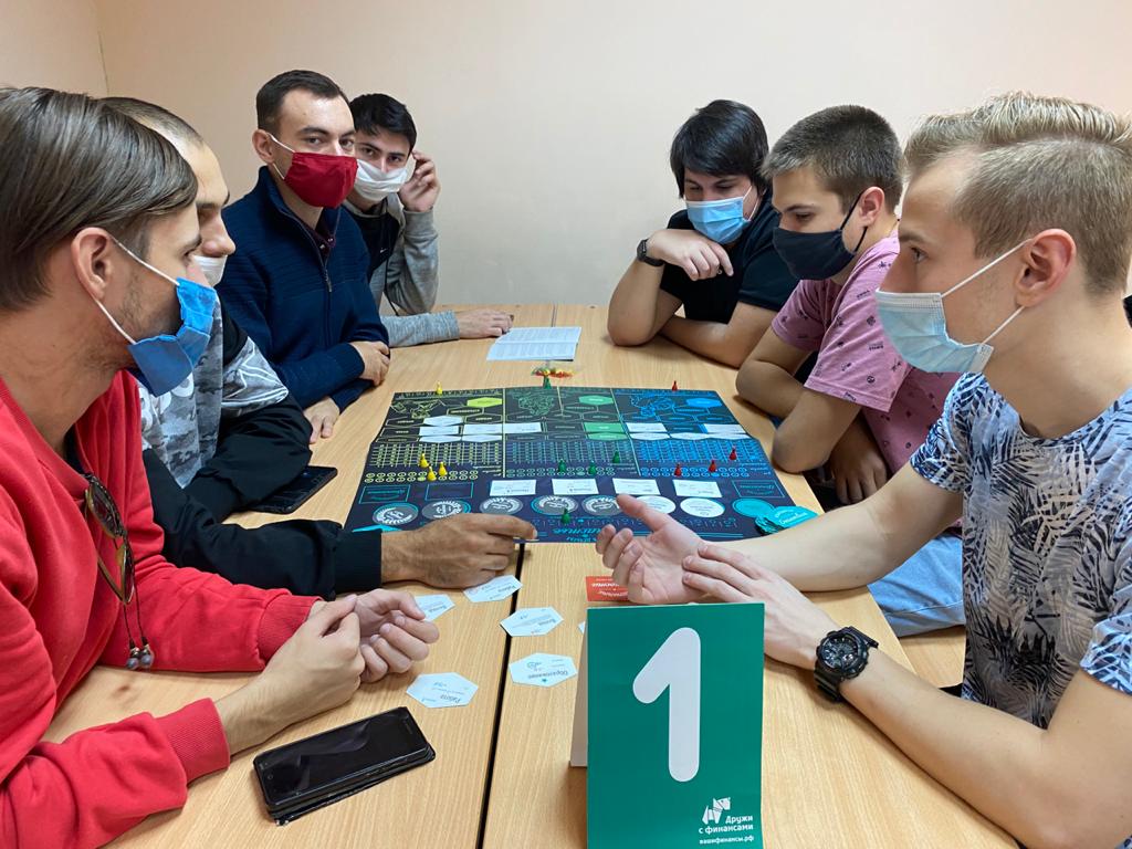 Студенты ВолГУ сразились на поле финансовой грамотности в игре "Не в деньгах счастье"