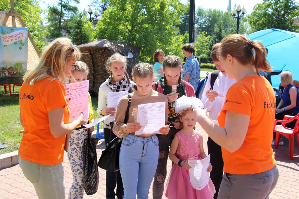 Совместная работа волонтерского отряда  "Финпросвет" с ЦБ РФ в летних лагерях школьников